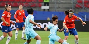 EPA087\u002E RENNES (FRANCIA), 20/06/2019\u002E- La chilena Rosario Balmaceda (d) en acción contra la tailandesaAinon Phancha durante el partido entre Chile y Tailandia por el Mundial femenino de la FIFA disputado este jueves, en Rennes (Francia)\u002E EFE/ Eddy Lemaistre \u002E