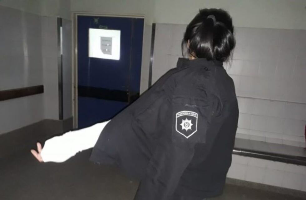 Una mujer policía se resistió a un robo cerca de su casa y terminó baleada