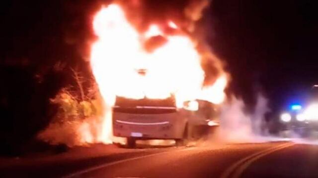 Impresionante imagen del colectivo que se incendió en Cosquin.