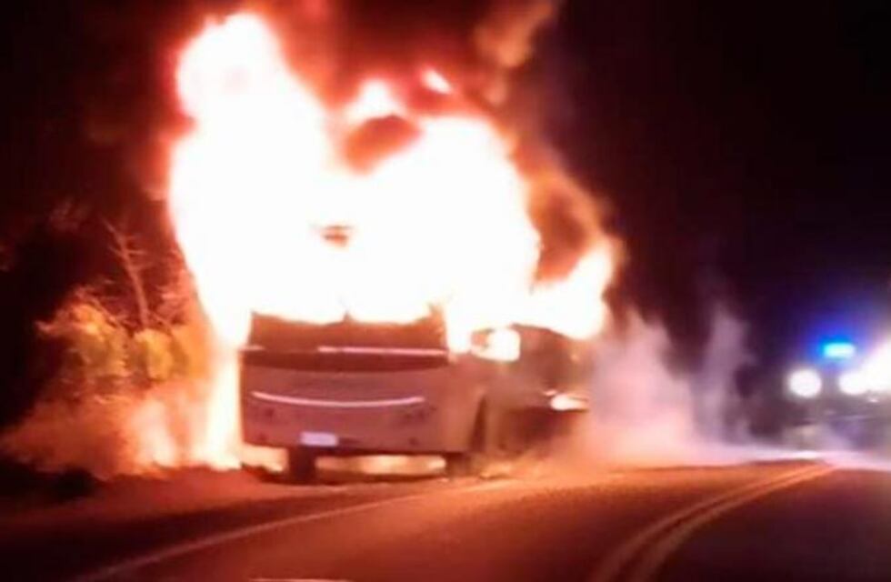 Cosquín: se incendió un colectivo a la vera de la ruta 38