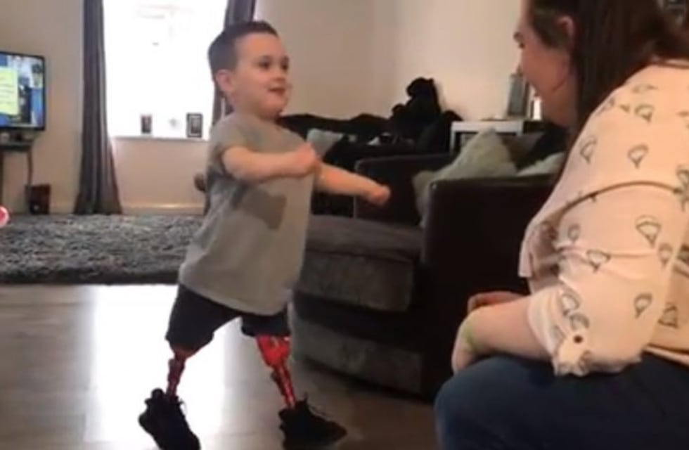 Volvió a caminar gracias a sus prótesis del "Hombre Araña"