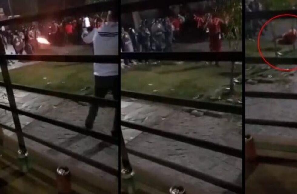 El momento en que la Policía Bonaerense dispara con balas de goma a los hinchas de River