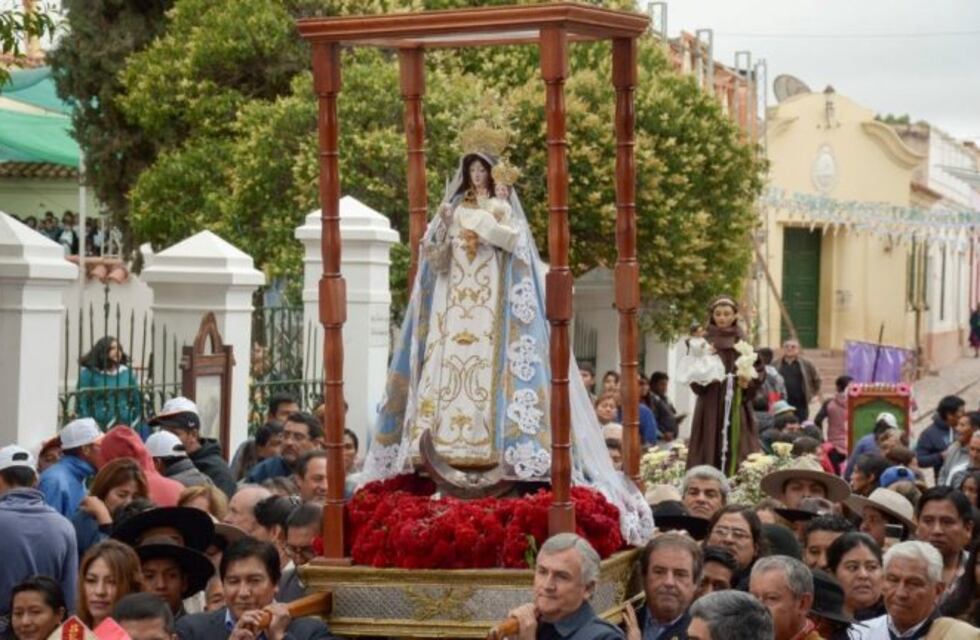 Humahuaqueños y turistas ya honran a la Virgen de la Candelaria