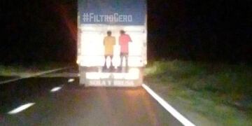 dos jovenes viajaban enganchados al acoplado de un camión en Las Varillas
