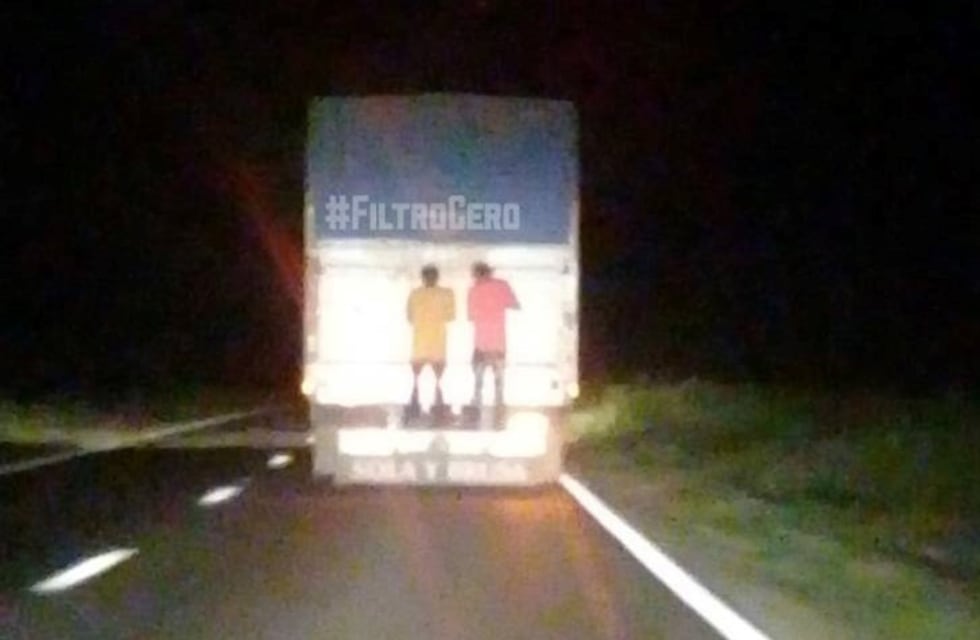 Locura: dos jóvenes viajaban prendidos del acoplado de un camión