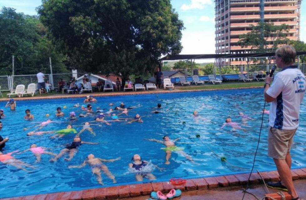 Clínica de natación en Iguazú contó con la asistencia de mas de 200 niños