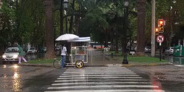 La ciudad amaneció con muchísima humedad y las calles mojadas.
