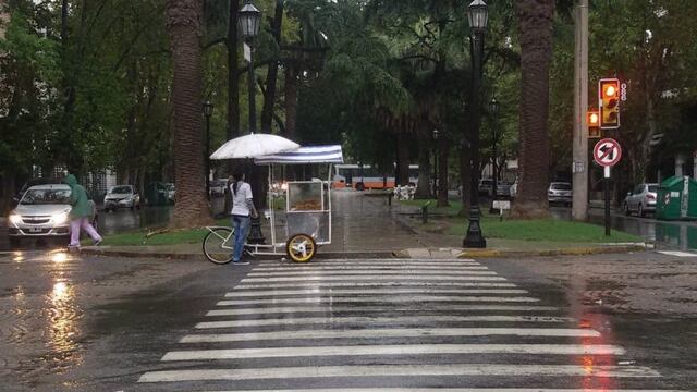 La ciudad amaneció con muchísima humedad y las calles mojadas.
