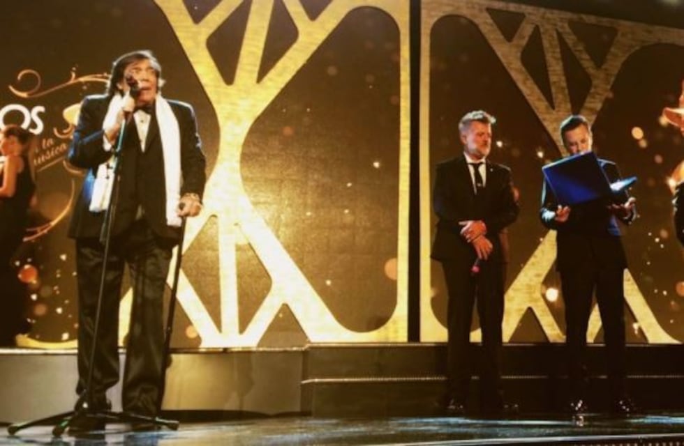 Palito Ortega y Juanchi Baleirón homenajearon a Cacho Castaña en los Premios Gardel