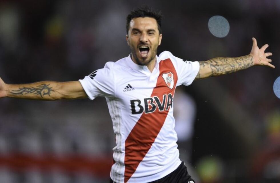 Goles monumentales de Scocco para el triunfo de River