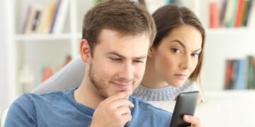 ¿Por qué espiamos las pantallas de los demás? (PIXABAY)