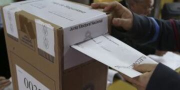 Elecciones presidenciales 2015 rnrnrnBAS02. BUENOS AIRES (ARGENTINA), 25/10/2015.- Ciudadanos asisten a votar hoy, domingo 25 de octubre de 2015, en una estaciu00f3n electoral de Buenos Aires (Argentina). Mu00e1s de 32 millones de argentinos estu00e1n convocados hoy a las urnas para elegir al nuevo presidente del pau00eds, once gobernadores, renovar para de las cu00e1maras de Diputados y Senado y votar, por primera vez, a los legisladores del Parlasur. EFE/David Fernu00e1ndez buenos aires Eleccion presidencial Octubre 2015 Elecciones generales primera vuelta votacion gente votando