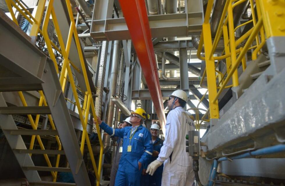 El intendente Héctor Gay recorrió la barcaza de YPF