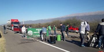 El tránsito se encuentra interrumpido en la ruta 38, por la protesta de los trabajadores de la Subsecretaría de Agricultura Familiar\u002E