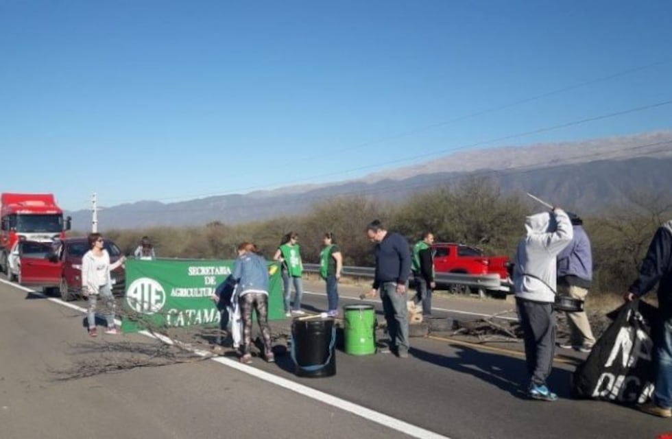 La ruta 38 está cortada por trabajadores que reclaman debido a los despidos en Agricultura Familiar