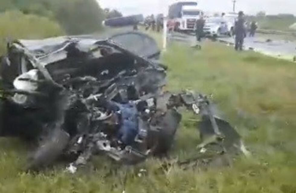 Una mujer chocó con un camión y resultó herida tras la destrucción total de su auto