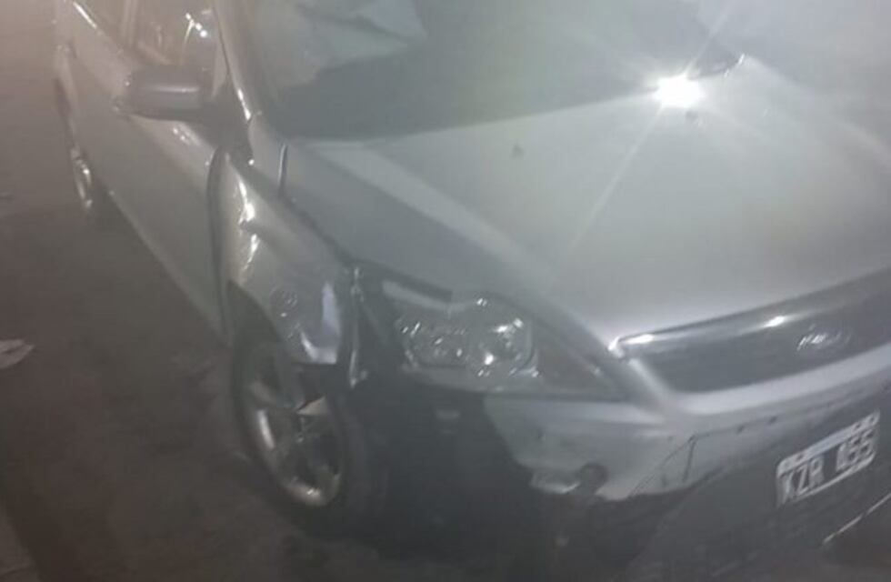 Un conductor escapó a pie y dejó su auto abandonado luego de chocar con otro vehículo