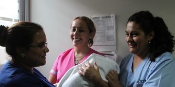 Gilda Cortez (al centro de rosado) es la cuidadora de Valentina\u002E