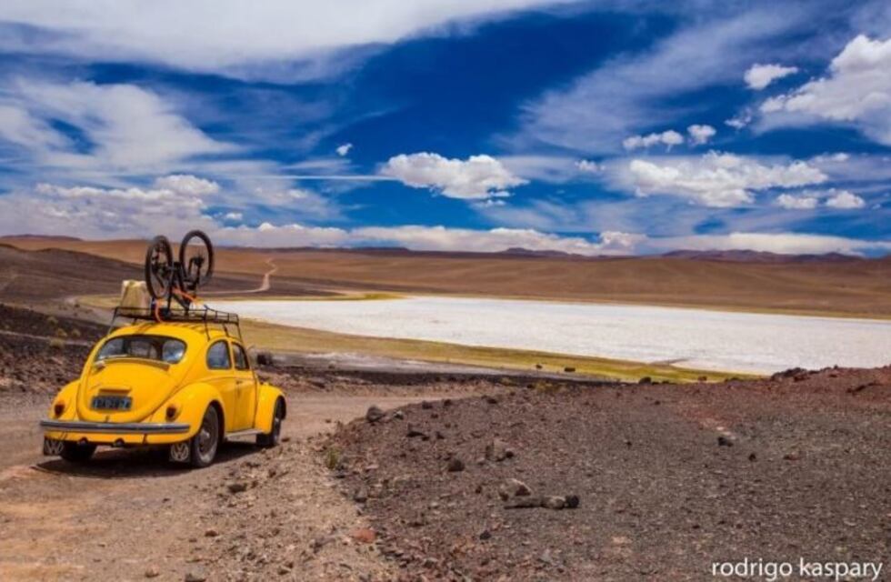 Recorrió la puna catamarqueña a bordo de un Volkswagen escarabajo