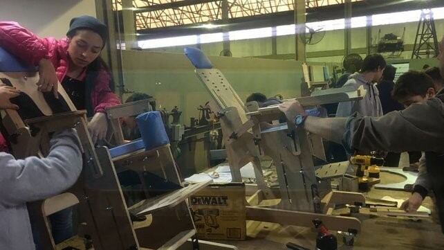 Alumnos construyen sillas para donarlas a instituciones de Entre Ríos