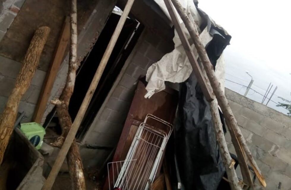 Jesús María: el viento les voló el techo de su casa