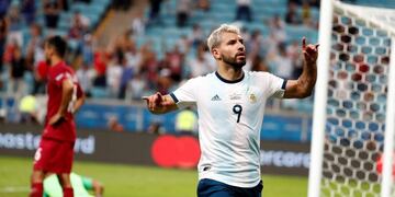 CAF1511\u002E PORTO ALEGRE (BRASIL), 23/06/2019\u002E- Kun Agüero (d) de Argentina celebra tras anotar un gol ante Catar este domingo, durante el partido del Grupo B de la Copa América de Fútbol 2019, entre Catar y Argentina, en el Estadio Arena do Grêmio de Porto Alegre, (Brasil)\u002E EFE/ Sebastiao Moreira
