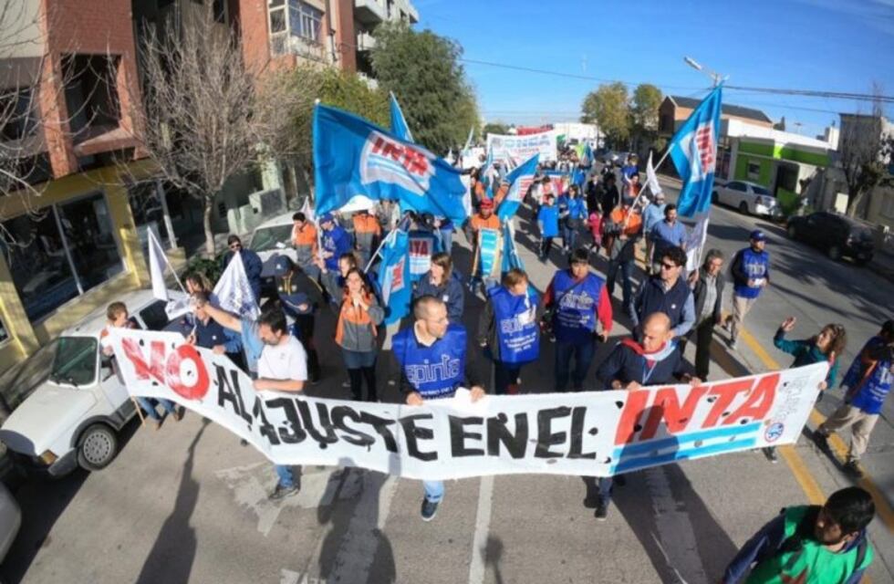 Trabajadores del INTA marcharon contra el ajuste en el organismo