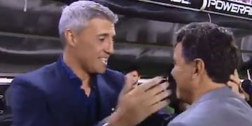 Marcelo Gallardo y Hernán Crespo pasaron del saludo inicial al cruce por el apagón en el Banfield-River\u002E