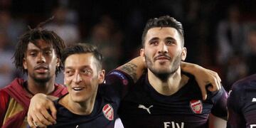 Difundieron el video completo del intento de robo a Mesut Özil y Sead Kolasinac en Londres\u002E (AP)