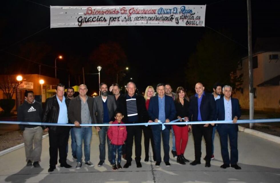 Peppo inauguró pavimento y entregó una ambulancia en el aniversario de La Clotilde