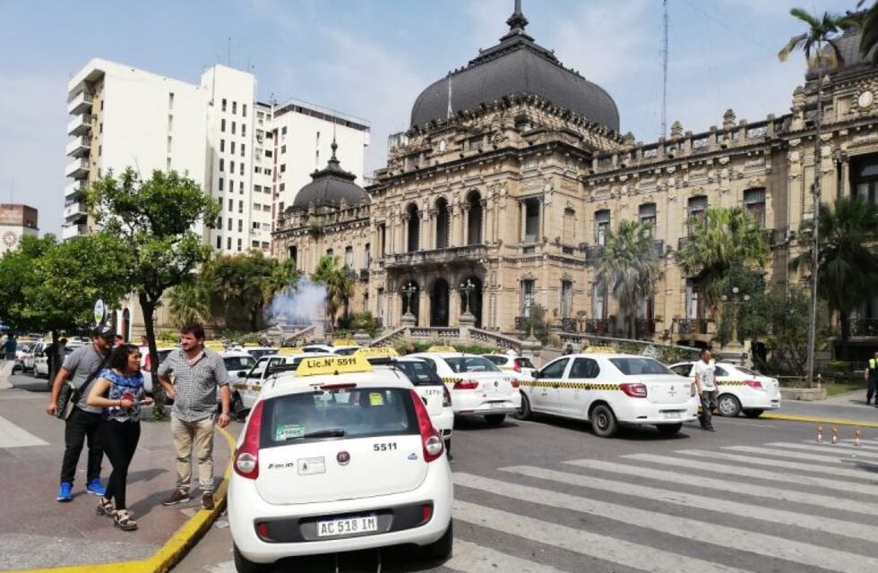 Choferes de taxi contra la instalación de Uber en Tucumán