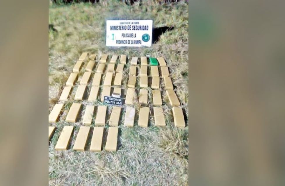 Narcos escaparon de un control policial y arrojaron 50 ladrillos de marihuana
