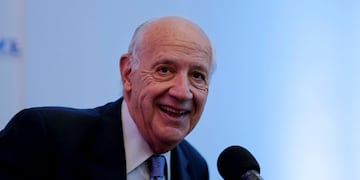 Roberto Lavagna, Argentina's former economy minister, attends a meeting with members of the foreign media in Buenos Aires, Argentina Tuesday, April 9, 2019\u002E Lavagna, a potential Argentine presidential candidate for the October 2019 election, sees himself as an alternative that avoids the two extremes who have been dominating the Argentine political landscape for at least the last eight years; President Maurico Macri and former President Cristina Kirchner\u002E (AP Photo/Natacha Pisarenko) ciudad de buenos aires Roberto Lavagna entrevista a candidato presidencial por el peronismo