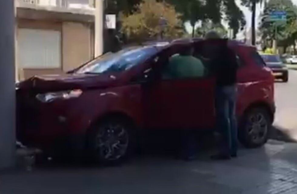 Una camioneta chocó contra un auto y se estrelló contra una columna en Francia y Montevideo
