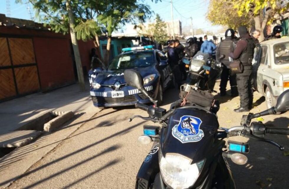 Los esperaron en la puerta, los ataron y le desvalijaron la casa