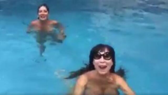 Moria Casu00e1n desnuda en una pileta