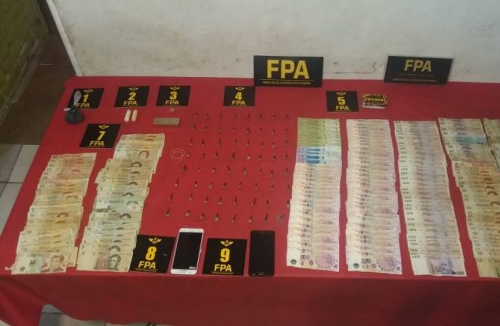 Ocultaba cocaína en la mesa de luz y terminó detenido