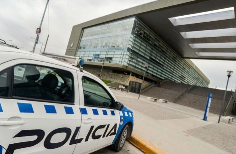 Lo mordió un pitbull y disparó contra sus dueños