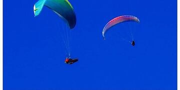 Volvió la práctica de parapente a La Cumbre\u002E (Foto: Jorge Gainza / Facebook Municipalidad de La Cumbre)\u002E