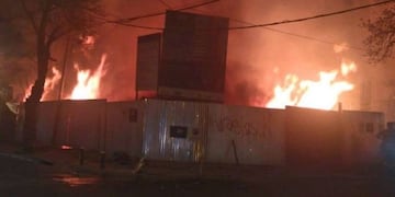 Un incendio destruyó una obra en construcción en pleno centro correntino\u002E (Foto: Época)