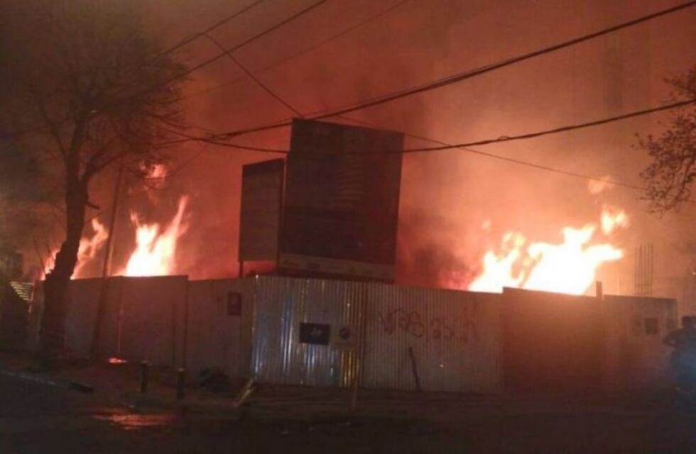 Un incendio destruyó una obra en construcción en pleno centro correntino