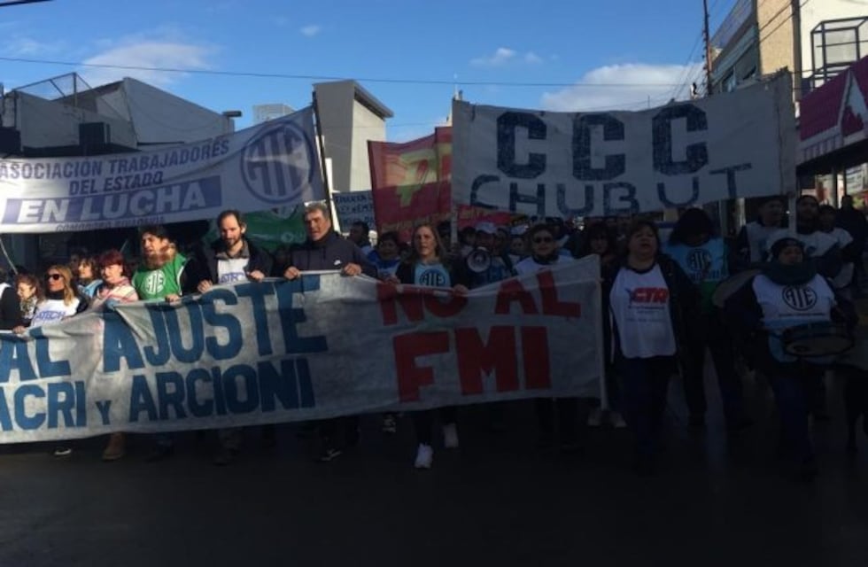 Multitudinaria marcha de estatales