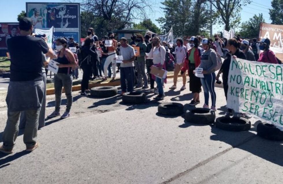Familias salieron a protestar contra el desalojo de un predio de la zona oeste