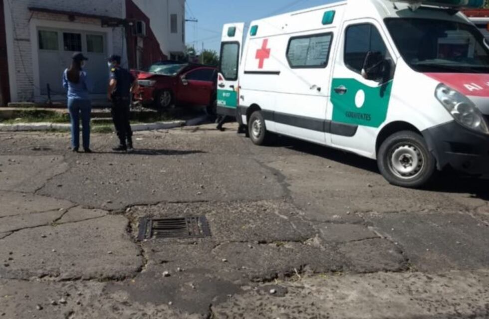 Se descompensó y terminó chocando a un poste de luz