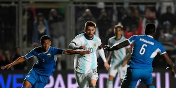 Chiqui Tapia en la premiación de la Vuelta a San Juan, competencia que tuvo como ganador al belga Remco Evenepoel\u002E