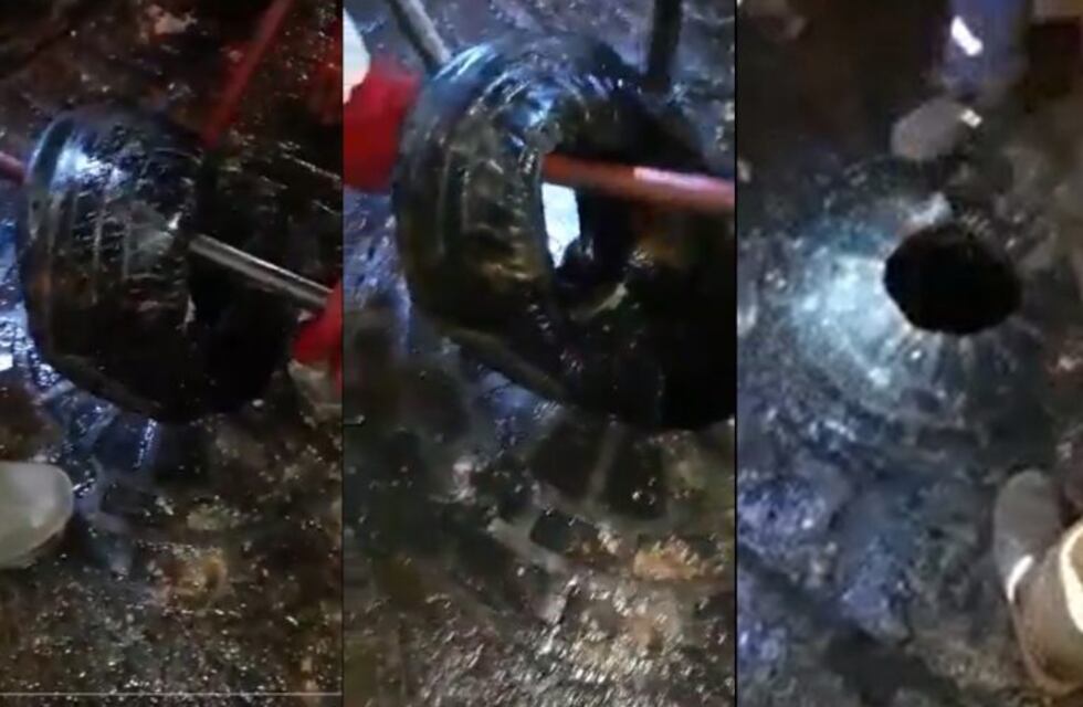 Redes Sanitarias desobstruyó una cloaca en Córdoba que estaba taponada con un neumático