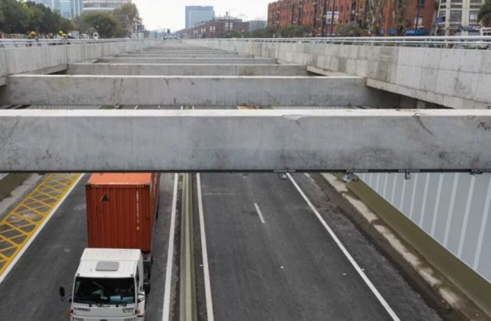 Multaron al conductor que recorrió 700 metros en sentido contrario por el Paseo del Bajo