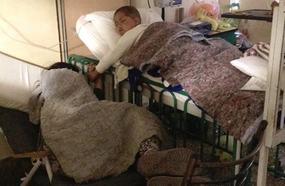 Conmovedor: mamá e hijo dormidos y tomaditos de la mano en la sala oncológica del Hospital de Niños
