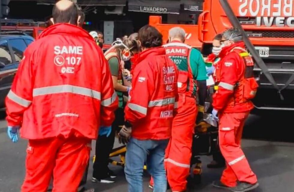 Incendio en un edificio de Almagro: rescataron a cinco personas atrapadas