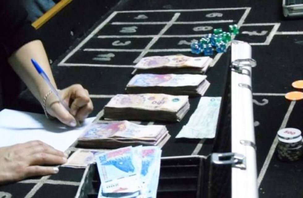 Allanaron un bar con una mesa de juego clandestino en Colonia Barón